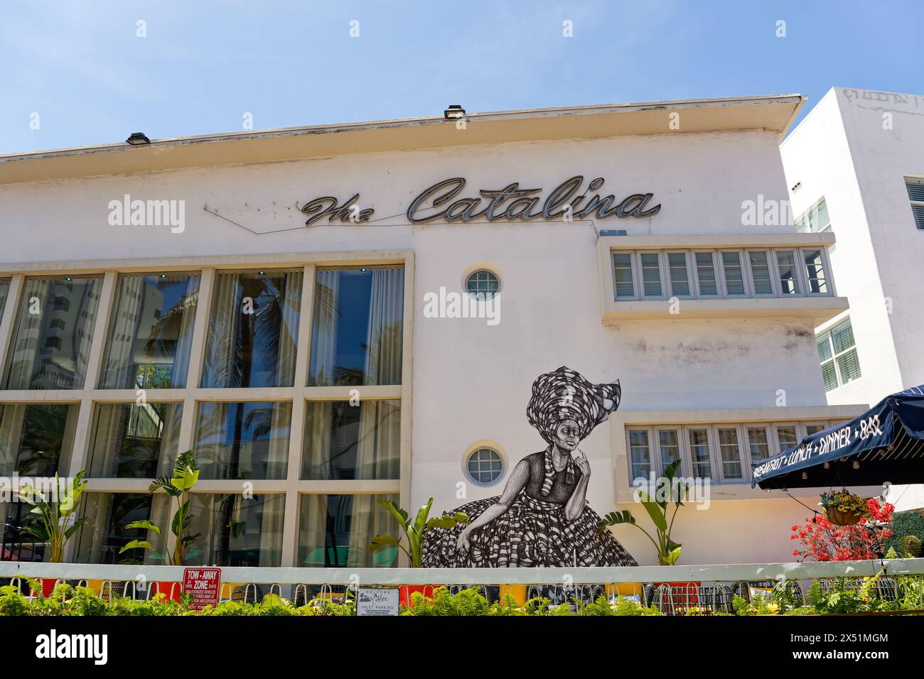 Miami, Floride - 2 avril 2024 : le Catalina Hotel and Beach Club est un hôtel chic et funky situé sur Collins Ave au cœur de South Beach. Banque D'Images