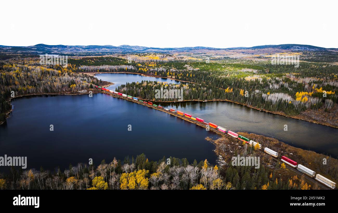 Train d'automne traversant le lac Neys, vue aérienne Banque D'Images Train d'automne traversant le lac Neys, vue aérienne Banque D'Images