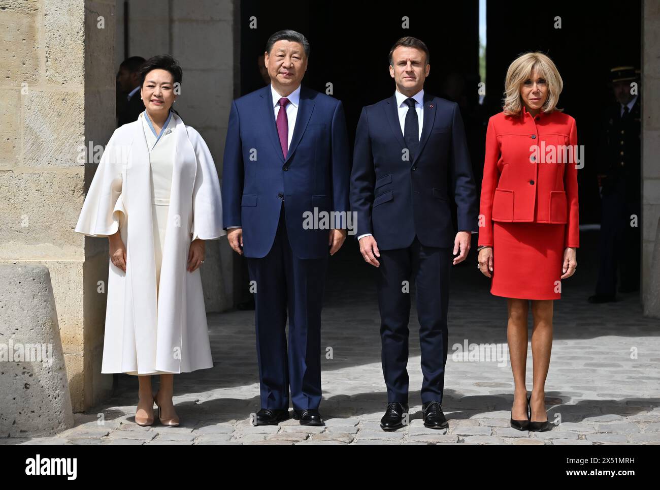 Paris, France. 06 mai 2024. @ Pool/ jacques Witt/Maxppp, France, paris, 2024/05/06 Brigitte Macron et son mari le président français Emmanuel Macron, le président chinois Xi Jinping et son épouse Peng Liyuan, assistent à la cérémonie officielle d'accueil, dans le cadre de la visite d'État de deux jours du président chinois, aux Invalides à Paris le 6 mai 2024. Crédit : MAXPPP/Alamy Live News Banque D'Images