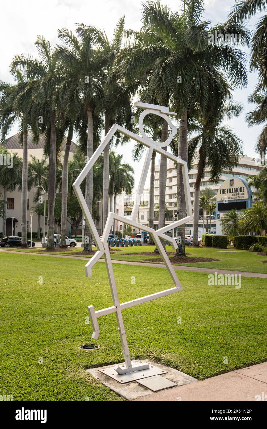 Miami, FL - 3 avril 2024 : sculpture devant le Fillmore représentant Jackie Gleason, mieux connu sous le nom de Ralph Kramden dans « The Honeymooners ». Banque D'Images