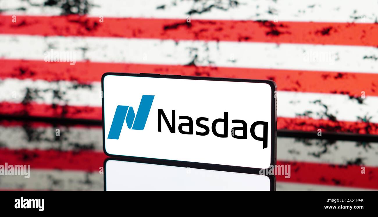 Brésil. 06 mai 2024. Dans cette illustration photo, le logo Nasdaq composite est affiché sur un écran de smartphone avec un drapeau des États-Unis en arrière-plan. Crédit : SOPA images Limited/Alamy Live News Banque D'Images