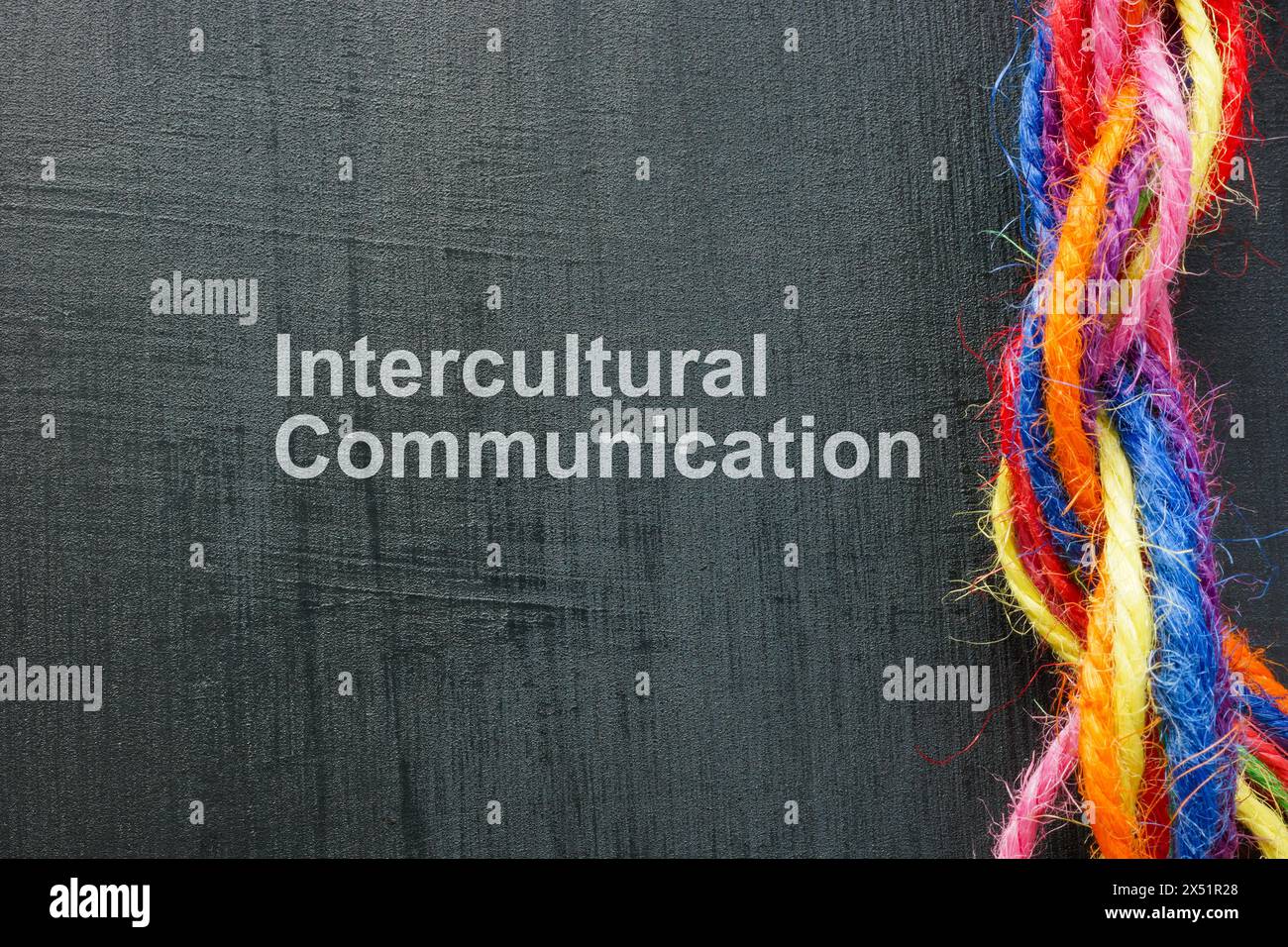 Concept de communication interculturelle. Fils multicolores torsadés en une corde. Banque D'Images