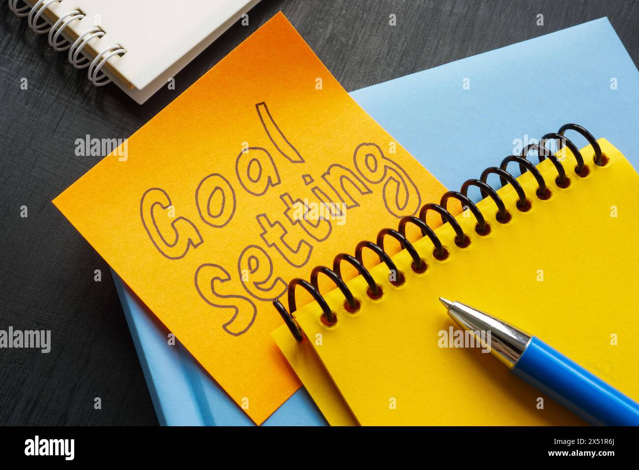 Bloc-notes avec stylet et paramètres d'objectif d'autocollant. Banque D'Images