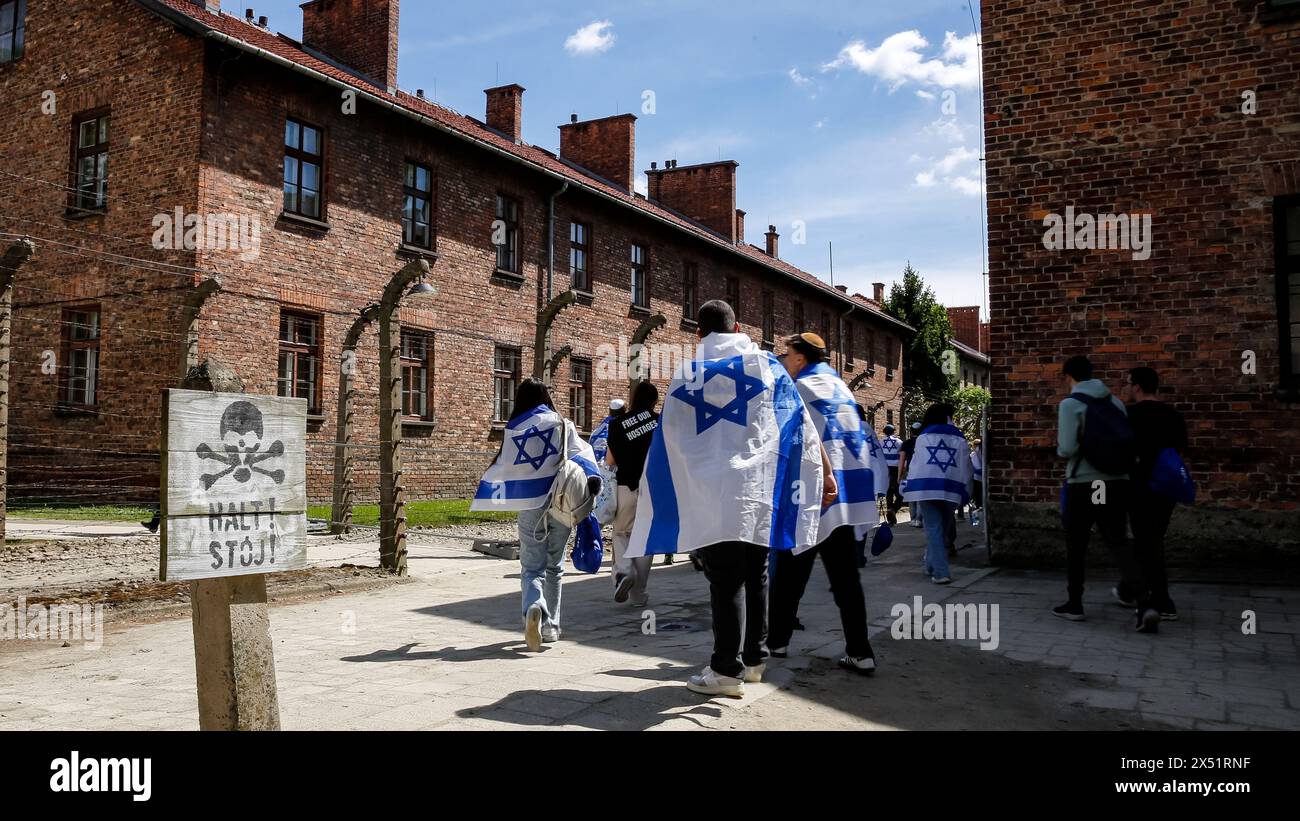 Les visiteurs couverts de drapeaux israéliens visitent des expositions à leur arrivée pour la marche des vivants au camp d'Auschwitz, avec 55 survivants de l'Holocauste participant le 6 mai 2024 à O?wi?cim, Pologne. Survivants de l'Holocauste, et survivants du 7 octobre assistent à la marche des vivants ensemble avec une délégation, entre autres, des États-Unis, du Canada, de l'Italie, Royaume-Uni. Lors de la Journée commémorative de l'Holocauste observée dans le calendrier juif (Yom HaShoah), des milliers de participants marchent silencieusement d'Auschwitz à Birkenau. La marche a un but éducatif et commémoratif. Cette année, le mois de mars a été hautement politique Banque D'Images