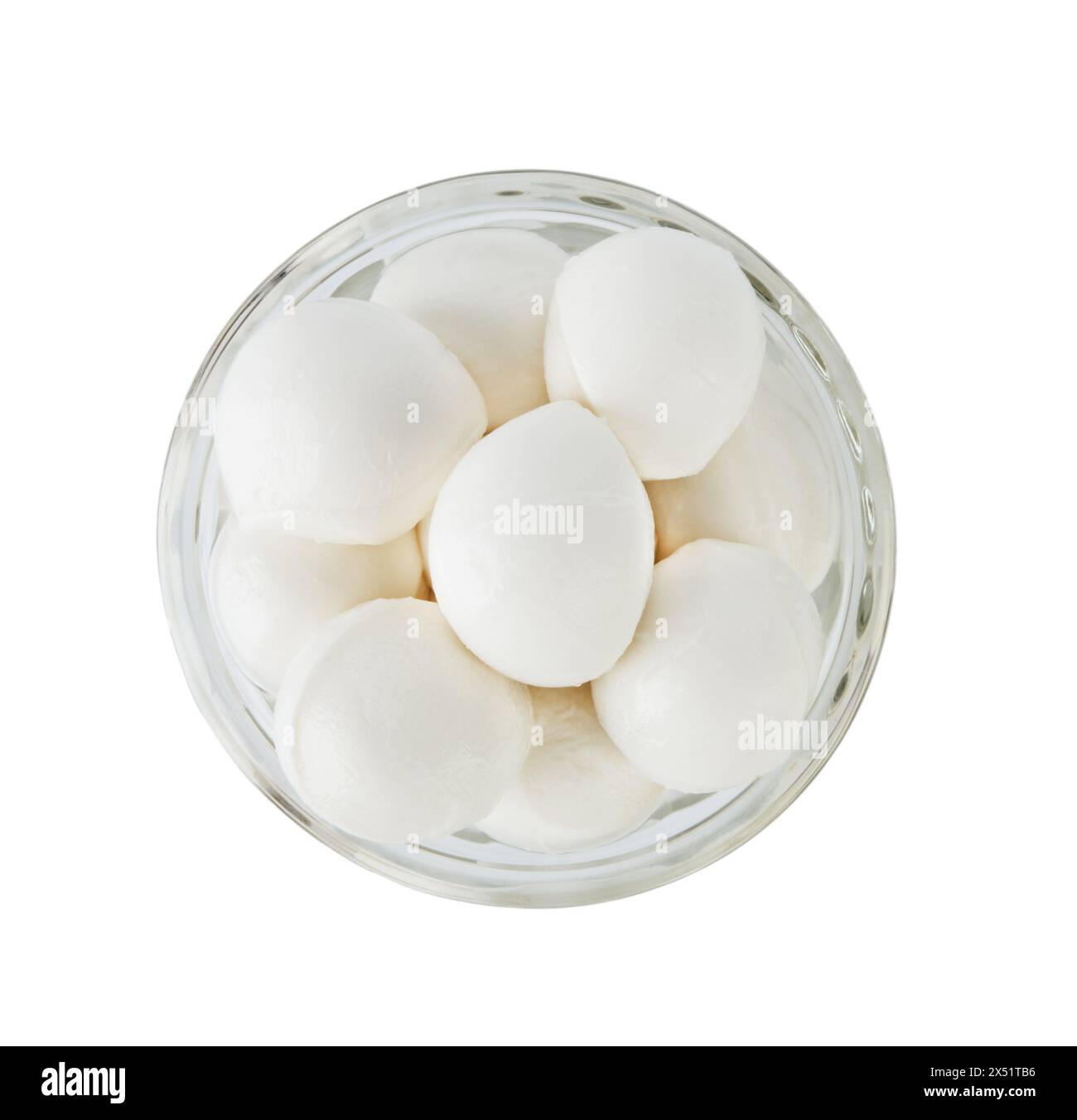 Mini boules de mozzarella dans un bol en verre isolé sur fond blanc. Gros plan. Vue de dessus. Elément de conception pour l'impression d'étiquettes de produits ou de catalogues. Banque D'Images