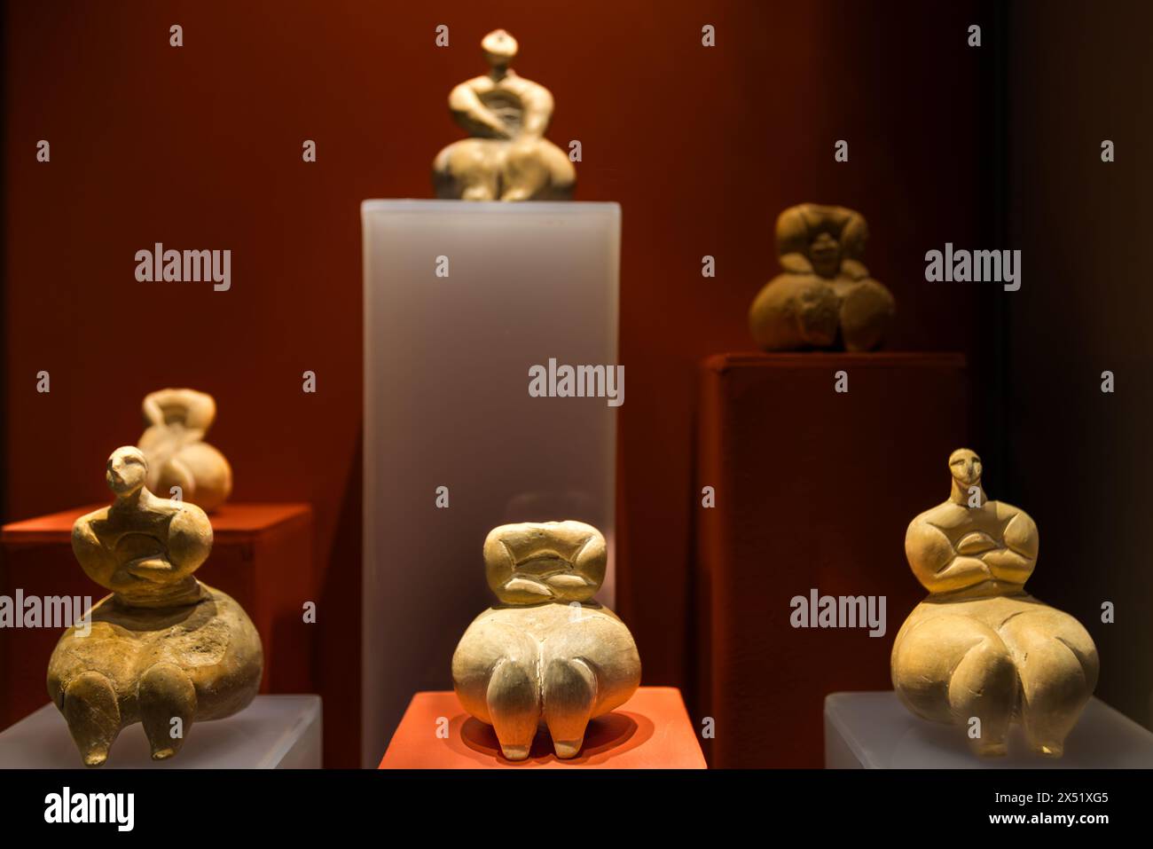 Les grosses dames de Gozo, fait référence à une collection de figurines en pierre anciennes découvertes sur des sites archéologiques de l'île de Gozo. Ces figurines représentent de grandes figures féminines rondes et sont associées à un culte de la fertilité ou au culte d'une déesse mère dans la culture préhistorique maltaise. Triq ta' Hamet, Xaghra, région de Gozo, Malte Banque D'Images