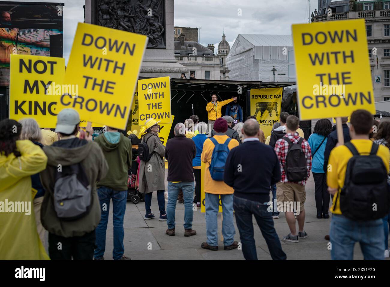 Londres, Royaume-Uni. 5 mai 2024. Graham Smith parle sur scène. Le groupe de campagne anti-monarchique Republic organise un rassemblement à Trafalgar Square à Londres avant l'anniversaire du couronnement du roi Charles. Environ 100 personnes y assistent pour réclamer l'abolition de la monarchie. Il y aura un an depuis le couronnement du roi lundi, lorsque les salutations au pistolet dans toute la capitale commémoreront son règne. Les manifestants scandent « abdiquer, abdiquer » devant deux grandes bannières jaunes qui lisent « abolir la monarchie » et « changer le pays pour de bon ». Crédit : Guy Corbishley/Alamy Live News Banque D'Images