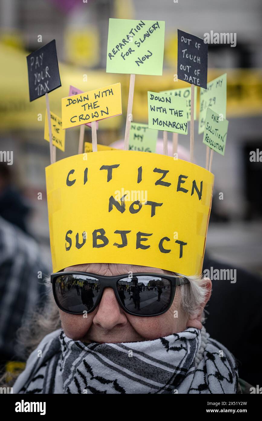 Londres, Royaume-Uni. 5 mai 2024. Le groupe de campagne anti-monarchique Republic organise un rassemblement à Trafalgar Square à Londres avant l'anniversaire du couronnement du roi Charles. Environ 100 personnes assistent à des événements parallèles à Édimbourg et Cardiff appelant à l'abolition de la monarchie. Il y aura un an depuis le couronnement du roi lundi, lorsque les salutations au pistolet dans toute la capitale commémoreront son règne. Les manifestants scandent « abdiquer, abdiquer » devant deux grandes bannières jaunes qui lisent « abolir la monarchie » et « changer le pays pour de bon ». Crédit : Guy Corbishley/Alamy Live News Banque D'Images