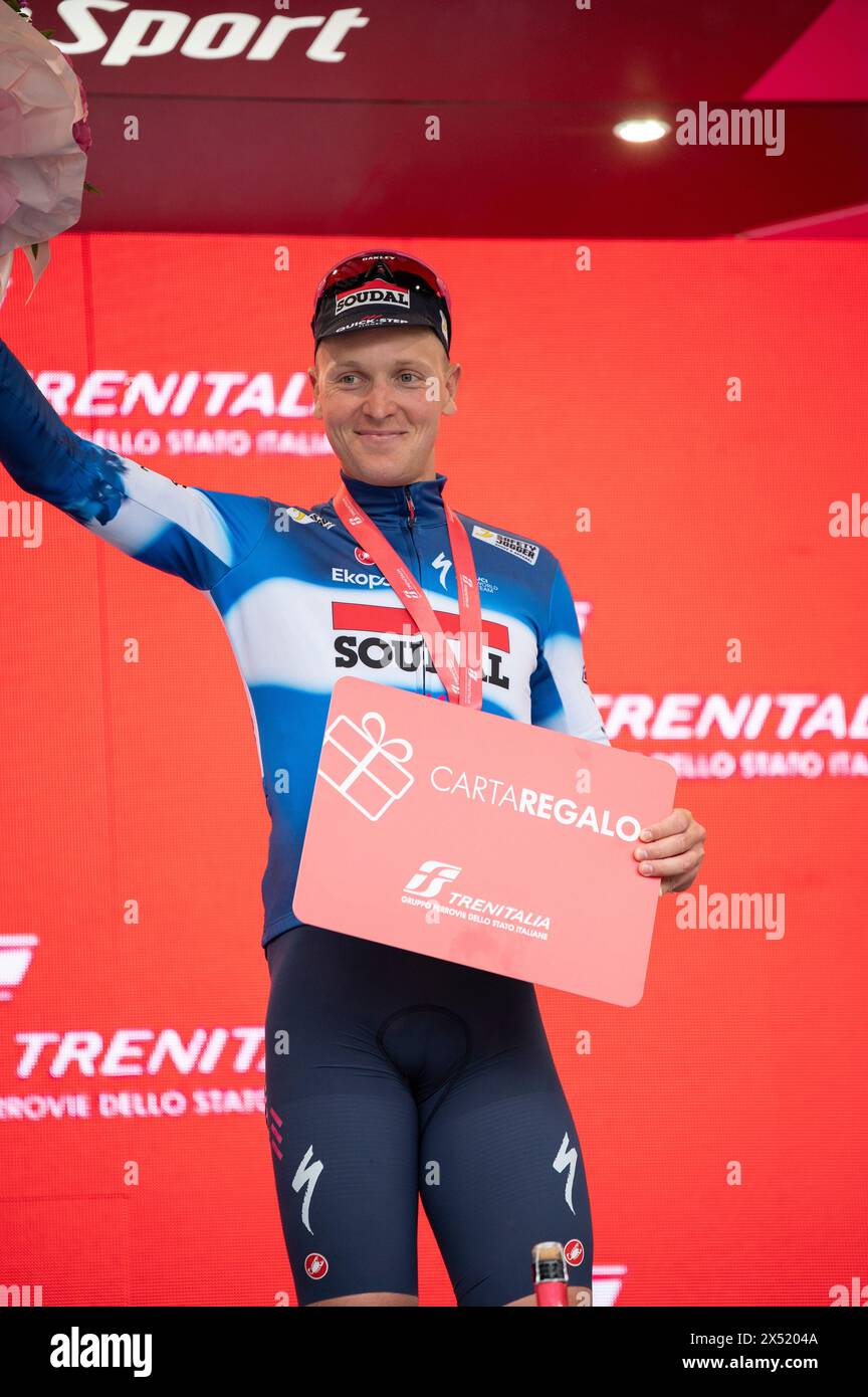 Fossano, Italie. 6 mai 2024. Le cycliste belge Tim Merlier de l'équipe Soudal Quick-Step célèbre sur scène sa victoire, obtenue au sprint, de la troisième étape du Giro d'Italia qui partait de Novara et arrivait à Fossano. Crédit : Luca Prestia / Alamy Live News Banque D'Images