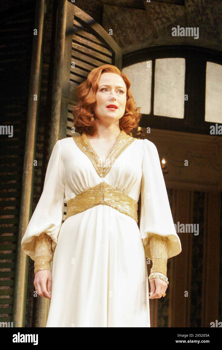 Jennifer Ehle (Tracy Lord) dans THE PHILADELPHIA STORY de Philip Barry au Old Vic Theatre, Londres SE1 10/05/2005 décor : John Lee Beatty costumes : Tom Rand éclairage : Hugh Vanstone réalisateur : Jerry Zaks Banque D'Images