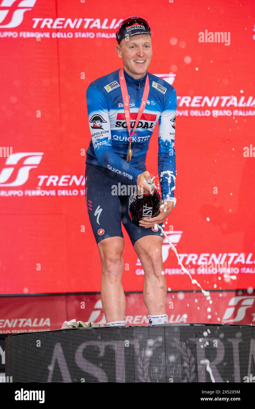 Fossano, Italie. 6 mai 2024. Le cycliste belge Tim Merlier de l'équipe Soudal Quick-Step célèbre sur scène sa victoire, obtenue au sprint, de la troisième étape du Giro d'Italia qui partait de Novara et arrivait à Fossano. Crédit : Luca Prestia / Alamy Live News Banque D'Images