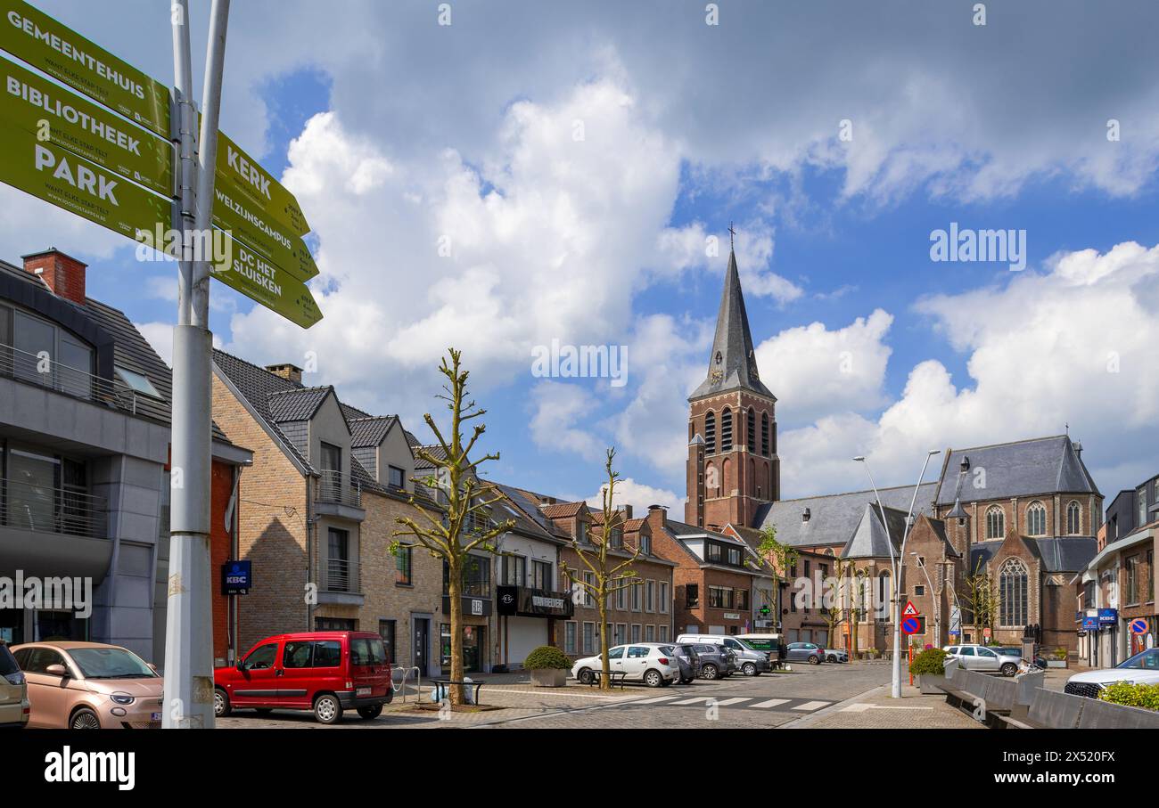 Commerces le long de la place de la ville et Sint-Michielskerk / église Saint-Michel dans la municipalité de Brecht, province d'Anvers, Flandre, Belgique Banque D'Images