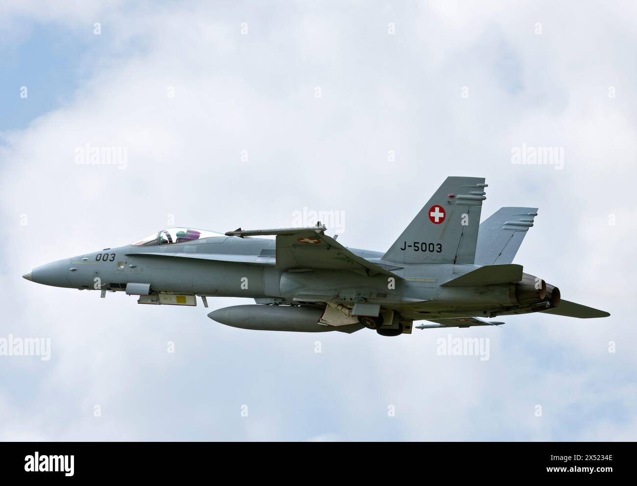 Avion de chasse multirôle bimoteur McDonnell Douglas F/A 18C Hornet de l'armée de l'air suisse en vol, aérodrome militaire de Payerne, Vaud, Suisse Banque D'Images