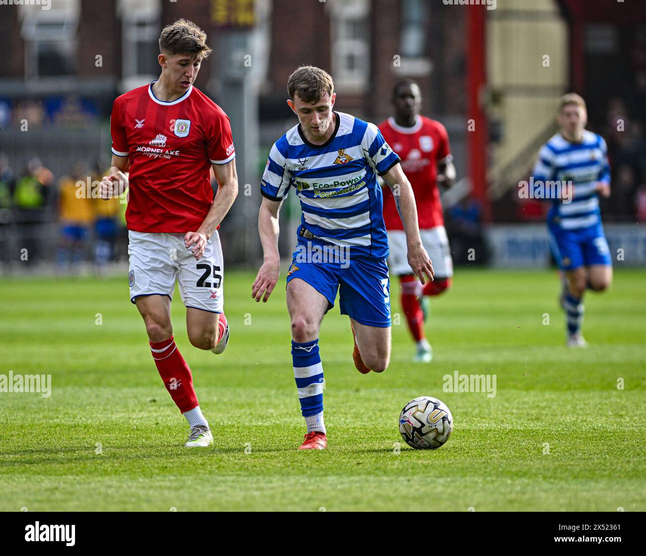 Gresty Road, Crewe, Cheshire, Royaume-Uni. 6 mai 2024. EFL League Two Play Off Football, First Leg, Crewe Alexandra contre Doncaster Rovers ; James Maxwell de Doncaster Rovers bat Josh Austerfiel de Crewe Alexandra Credit : action plus Sports/Alamy Live News Banque D'Images