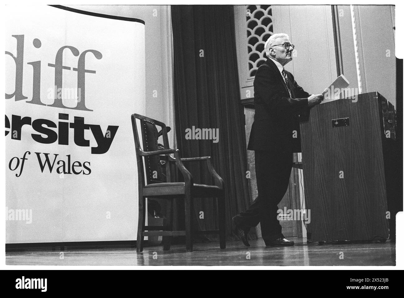 PETER SCHAFFER, DRAMATURGE, 1995 : le dramaturge et scénariste Peter Shaffer donne une conférence à l'Université de Cardiff, Cardiff, pays de Galles, Royaume-Uni le 17 octobre 1995. Photo : Rob Watkins. INFO : Peter Shaffer, un dramaturge britannique né le 15 mai 1926 à Liverpool, en Angleterre, est célébré pour des œuvres comme 'Equus' et 'Amadeus'. Sa narration magistrale, ses riches caractérisations et son exploration de thèmes psychologiques lui ont valu des éloges critiques et de nombreux prix tout au long de son illustre carrière. Banque D'Images