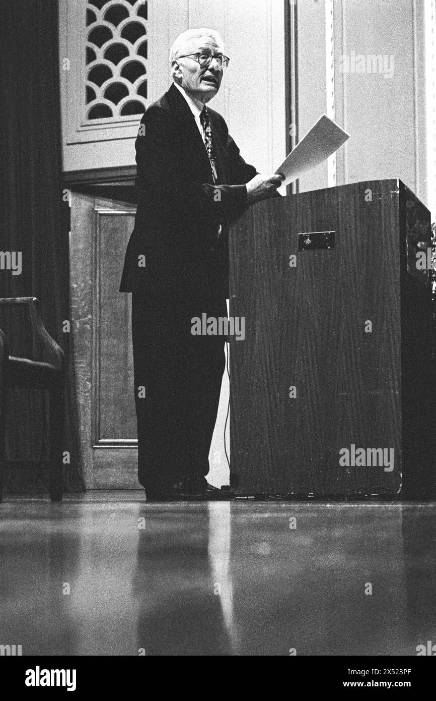 PETER SCHAFFER, DRAMATURGE, 1995 : le dramaturge et scénariste Peter Shaffer donne une conférence à l'Université de Cardiff, Cardiff, pays de Galles, Royaume-Uni le 17 octobre 1995. Photo : Rob Watkins. INFO : Peter Shaffer, un dramaturge britannique né le 15 mai 1926 à Liverpool, en Angleterre, est célébré pour des œuvres comme 'Equus' et 'Amadeus'. Sa narration magistrale, ses riches caractérisations et son exploration de thèmes psychologiques lui ont valu des éloges critiques et de nombreux prix tout au long de son illustre carrière. Banque D'Images