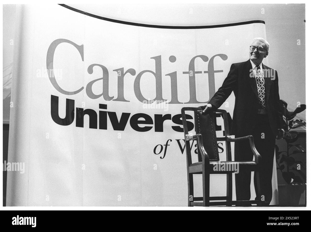 PETER SCHAFFER, DRAMATURGE, 1995 : le dramaturge et scénariste Peter Shaffer donne une conférence à l'Université de Cardiff, Cardiff, pays de Galles, Royaume-Uni le 17 octobre 1995. Photo : Rob Watkins. INFO : Peter Shaffer, un dramaturge britannique né le 15 mai 1926 à Liverpool, en Angleterre, est célébré pour des œuvres comme 'Equus' et 'Amadeus'. Sa narration magistrale, ses riches caractérisations et son exploration de thèmes psychologiques lui ont valu des éloges critiques et de nombreux prix tout au long de son illustre carrière. Banque D'Images