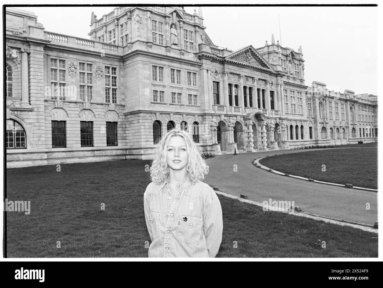 LIZ FULLER, MISS GRANDE-BRETAGNE, ÉTUDIANTE, 1996 : une très jeune photo du mannequin Liz Fuller – nouvellement couronnée Miss Grande-Bretagne – devant le main College de l'Université de Cardiff, Cardiff, Royaume-Uni, le 29 mai 1996. Liz a remporté le titre de Miss Grande-Bretagne alors qu'elle était encore étudiante à l'université. Photo : Rob Watkins. INFO : Elizabeth Angela Fuller (née le 30 décembre 1975) est une actrice galloise, mannequin et titulaire d'un concours de beauté initialement connue pour être Miss Grande-Bretagne 1996-97. Elle a ensuite construit une carrière en tant que mannequin et présentatrice de télévision. Banque D'Images