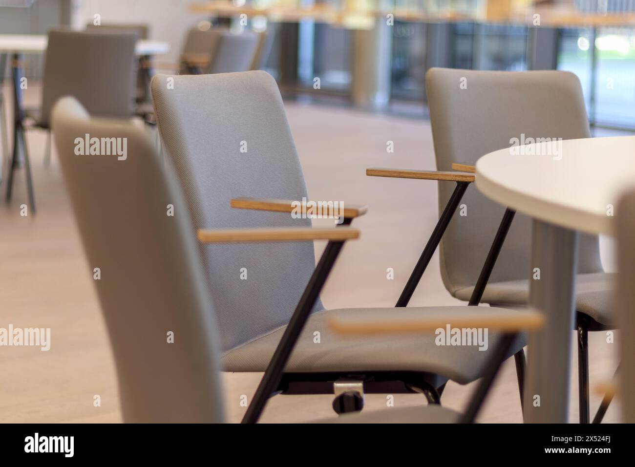 chaises et tables rondes dans le restaurant Banque D'Images