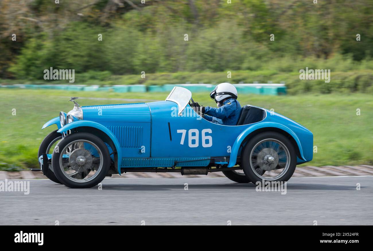 Voitures anciennes à toit ouvert participant aux essais de vitesse V.S.C.C. Curborough, Curborough Sprint course, Lichfield, Angleterre, Royaume-Uni. Banque D'Images