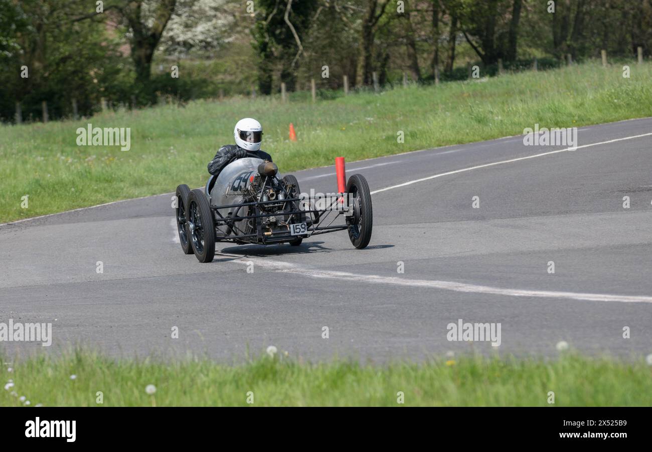 Voitures anciennes à toit ouvert participant aux essais de vitesse V.S.C.C. Curborough, Curborough Sprint course, Lichfield, Angleterre, Royaume-Uni. Banque D'Images