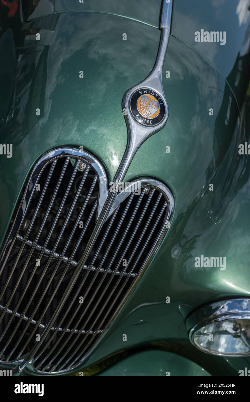 Voiture classique Bristol 400 2 litres vintage peinte en carrosserie vert métallisé Banque D'Images