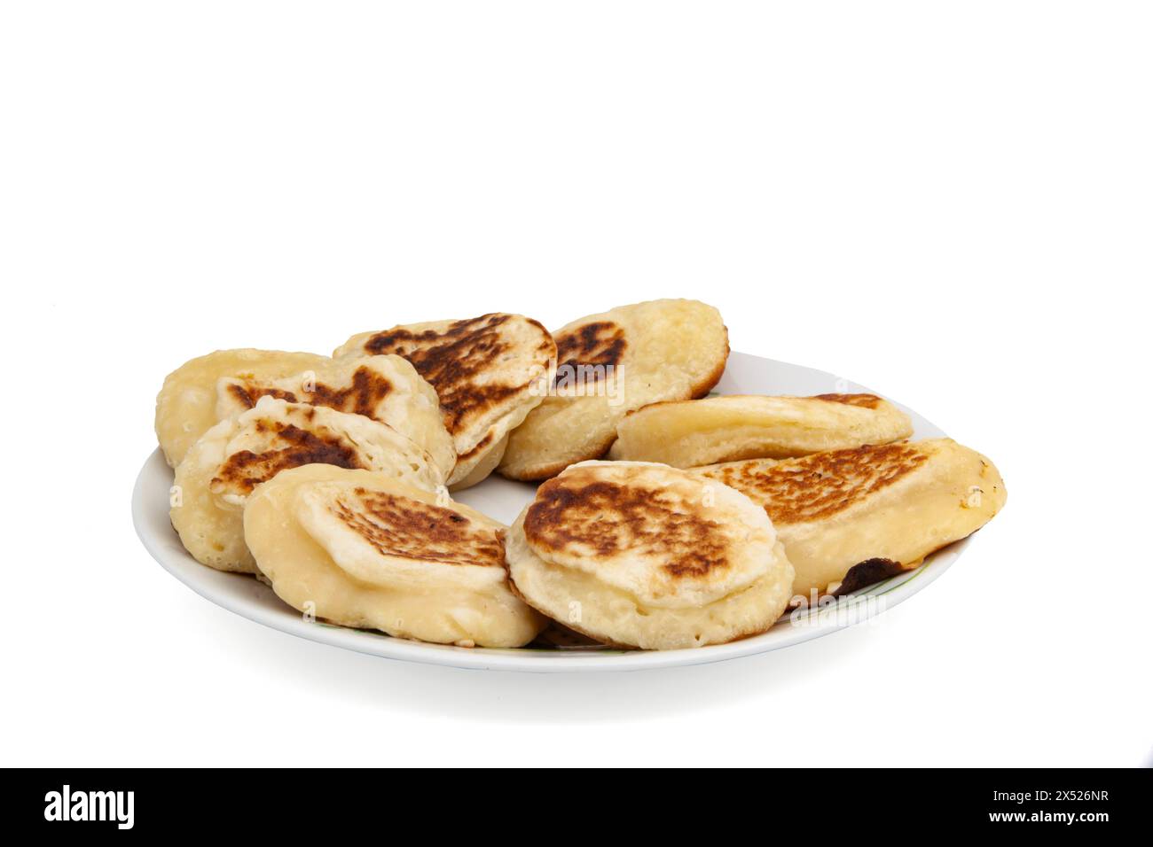 Délicieux petit déjeuner campagnard, crêpes frites dans une assiette avec une fourchette sur fond blanc. Banque D'Images