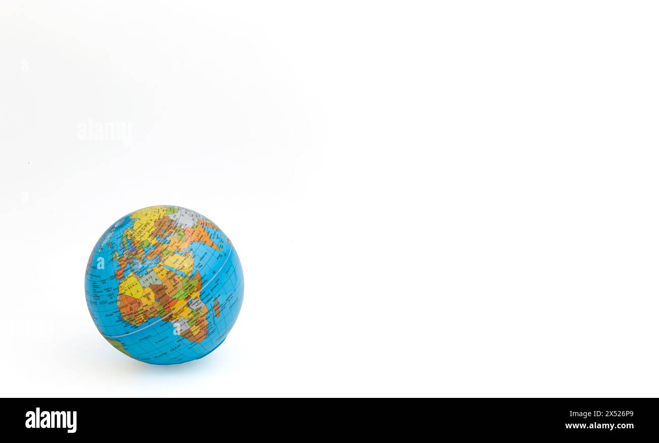 Modèle du monde couché sur son côté, globe ou Terre isolé sur un fond blanc. Afrique, Europe, Inde, Turquie, Iran, Iraq. Horizontal. Pour le texte. Banque D'Images