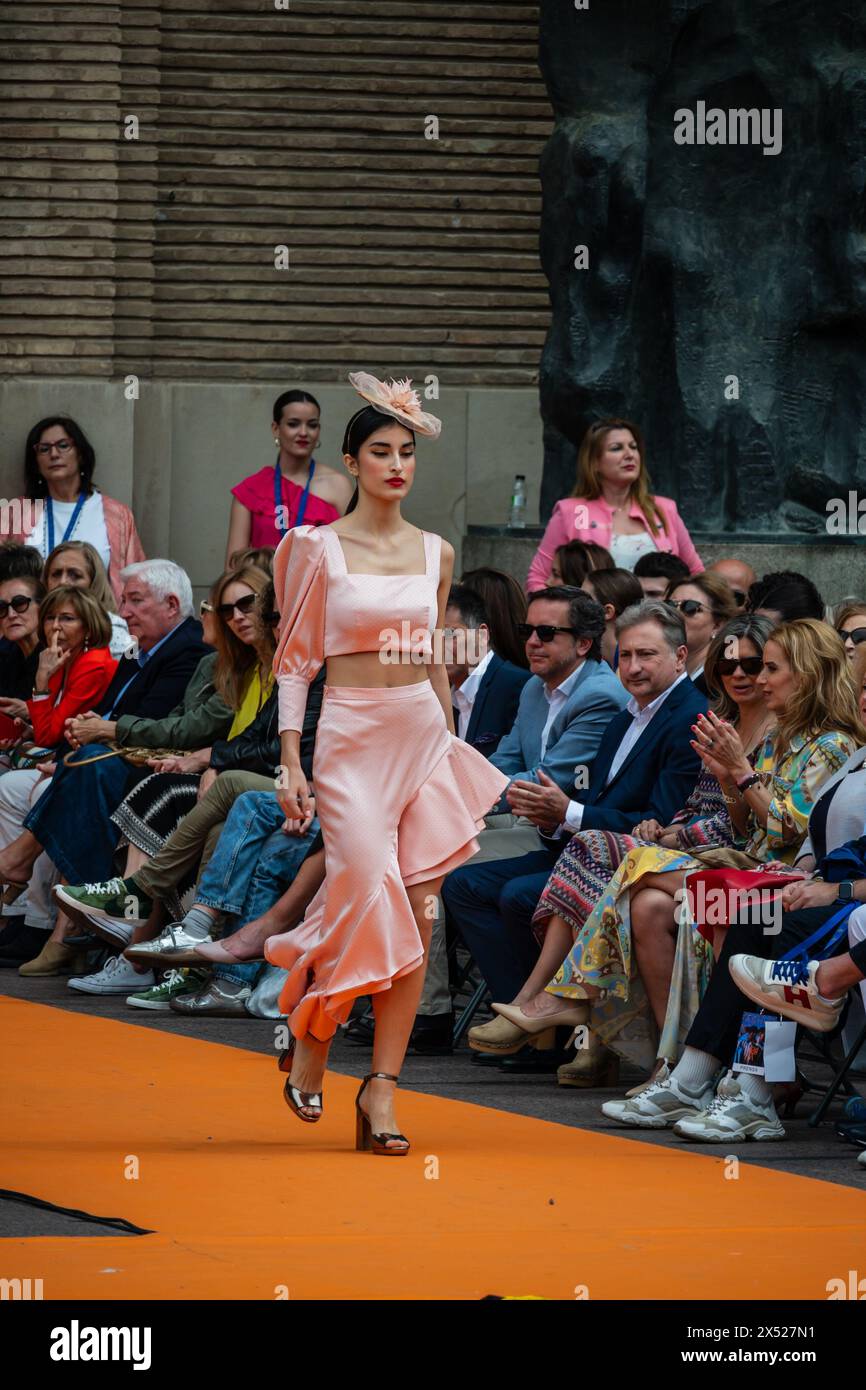 Défilés de mode sur la Plaza del Pilar du développement durable et de l'innovation, jeunes designers et marques aragonaises pendant la semaine de la mode d'Aragon 2024, Saragosse, Banque D'Images