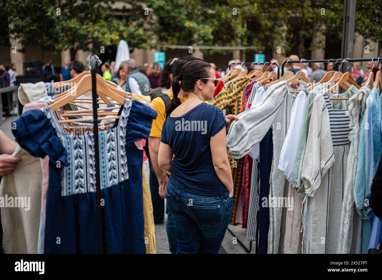 Marché des vêtements et de l'artisanat pendant la semaine de la mode d'Aragon 2024, Saragosse, Espagne Banque D'Images