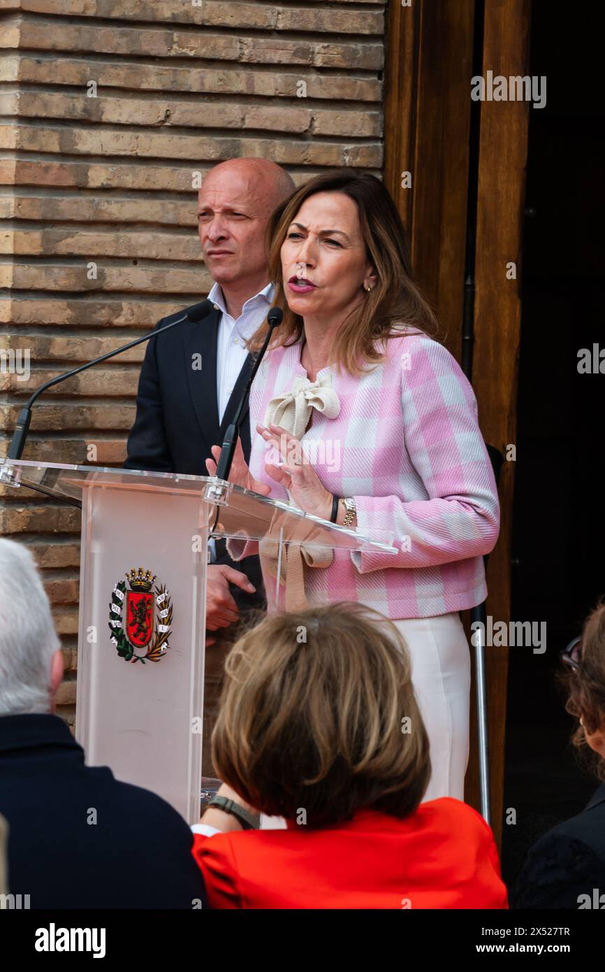 Natalia Chueca, Maire de la ville, montre de mode sur la Plaza del Pilar de durabilité et d'innovation, jeunes designers aragonais et marques pendant Banque D'Images