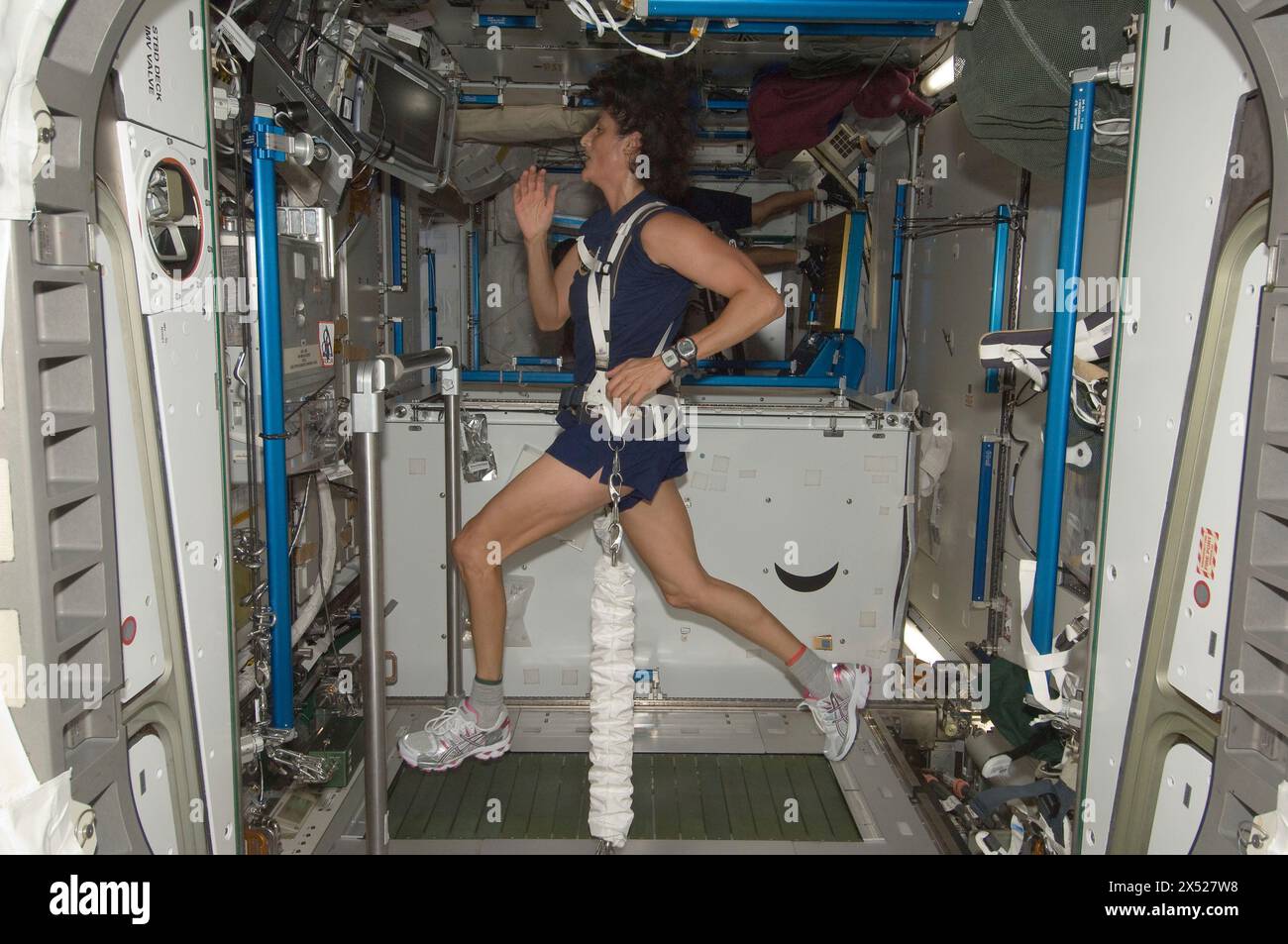 Station spatiale internationale, orbite terrestre. 04 août 2012. L'astronaute de la NASA Sunita Williams, ingénieur de vol de l'expédition 32, équipé d'un harnais élastique, s'entraîne sur le tapis roulant combiné à résistance externe porteur de charge à l'intérieur du module tranquillité de la Station spatiale internationale, le 4 août 2012, en orbite terrestre. Crédit : Asronaut fourni/NASA photo/Alamy Live News Banque D'Images