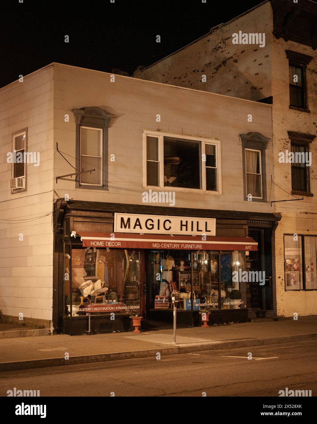 Magasin Magic Hill la nuit à Hudson, New York Banque D'Images