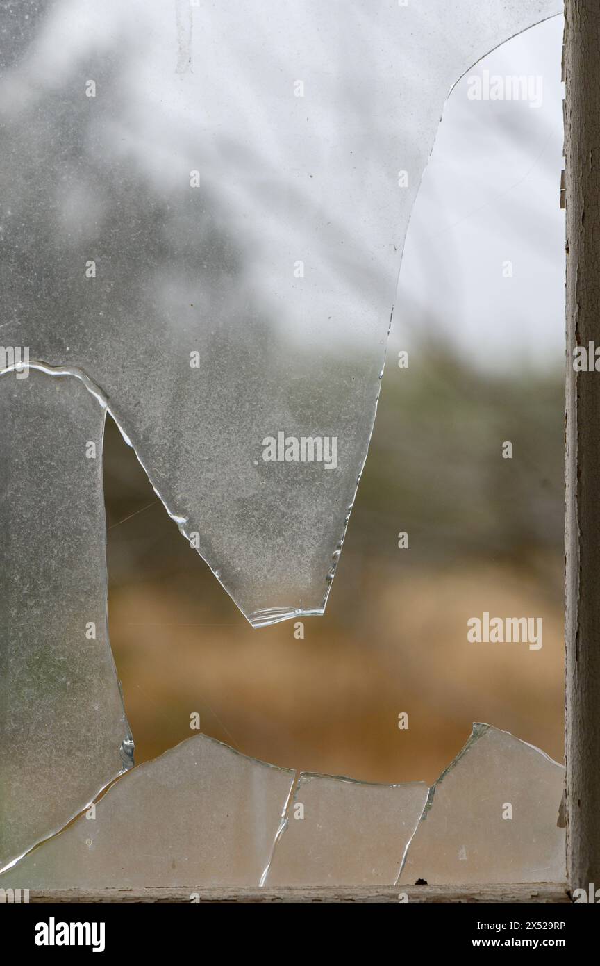 Fenêtre avec verre brisé dans le vieux bâtiment cadre de fenêtre en bois avec verre partiellement brisé dans le vieux bâtiment en briques abandonné 3 Banque D'Images