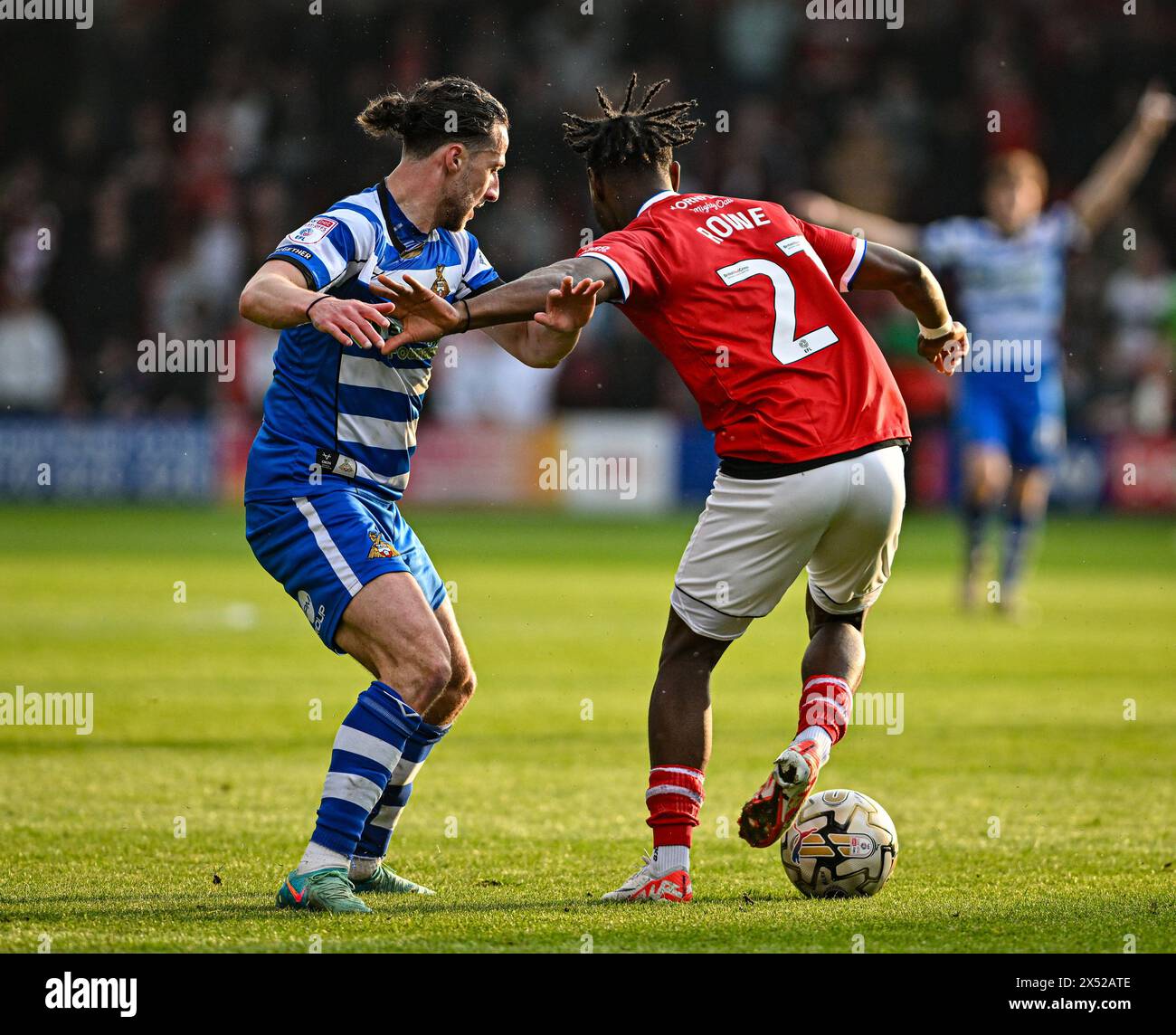 Gresty Road, Crewe, Cheshire, Royaume-Uni. 6 mai 2024. EFL League Two Play Off Football, First Leg, Crewe Alexandra contre Doncaster Rovers ; Aaron Rowe de Crewe Alexandra retient Jamie Sterry de Doncaster Rovers Credit : action plus Sports/Alamy Live News Banque D'Images