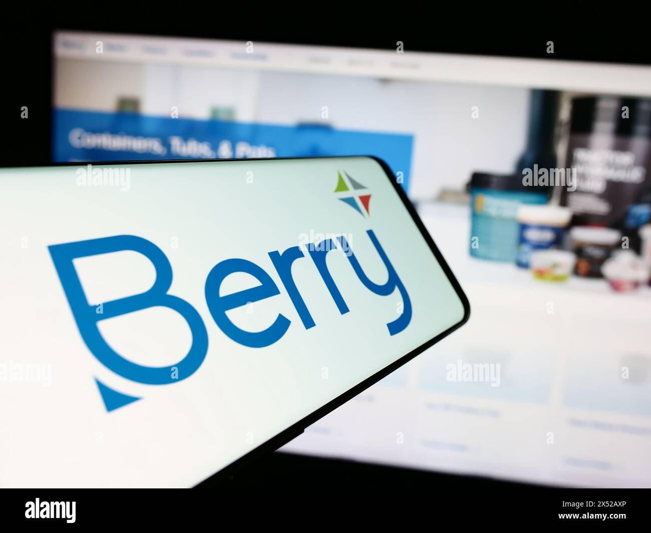 Téléphone portable avec le logo de la société américaine d'emballage en plastique Berry Global Group Inc en face du site Web. Concentrez-vous sur le centre-droit de l'écran du téléphone. Banque D'Images