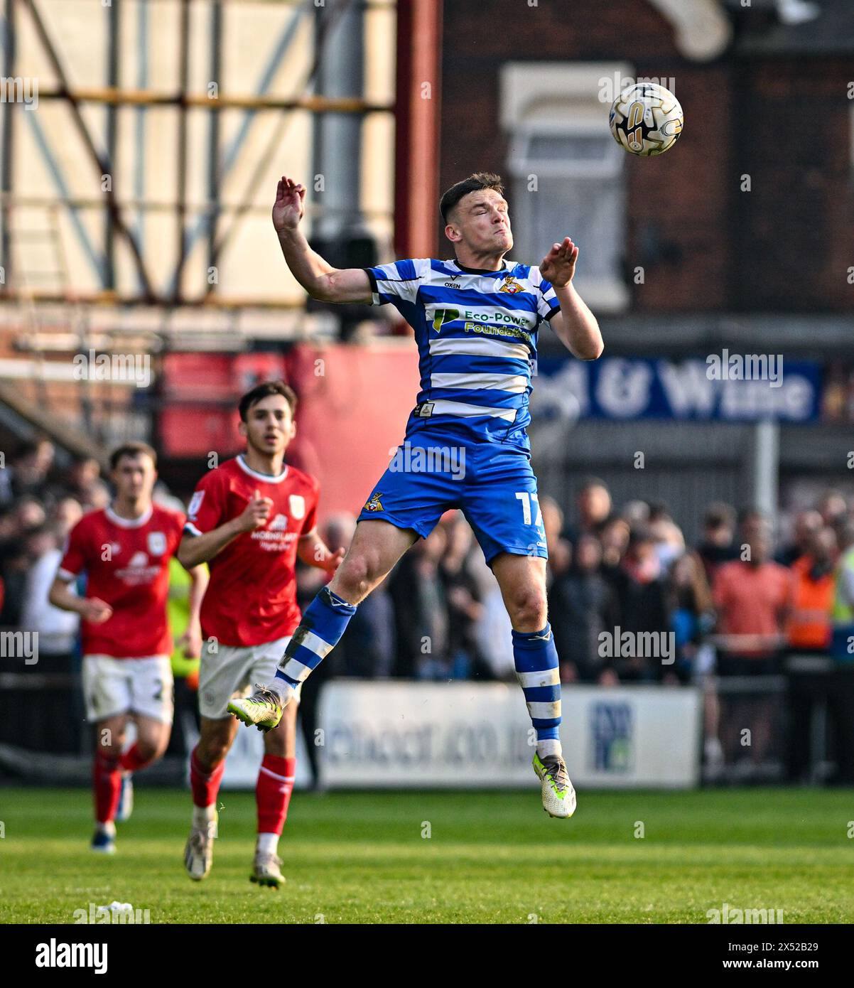 Gresty Road, Crewe, Cheshire, Royaume-Uni. 6 mai 2024. EFL League Two Play Off Football, First Leg, Crewe Alexandra contre Doncaster Rovers ; Owen Bailey de Doncaster Rovers dirige un ballon élevé crédit : action plus Sports/Alamy Live News Banque D'Images