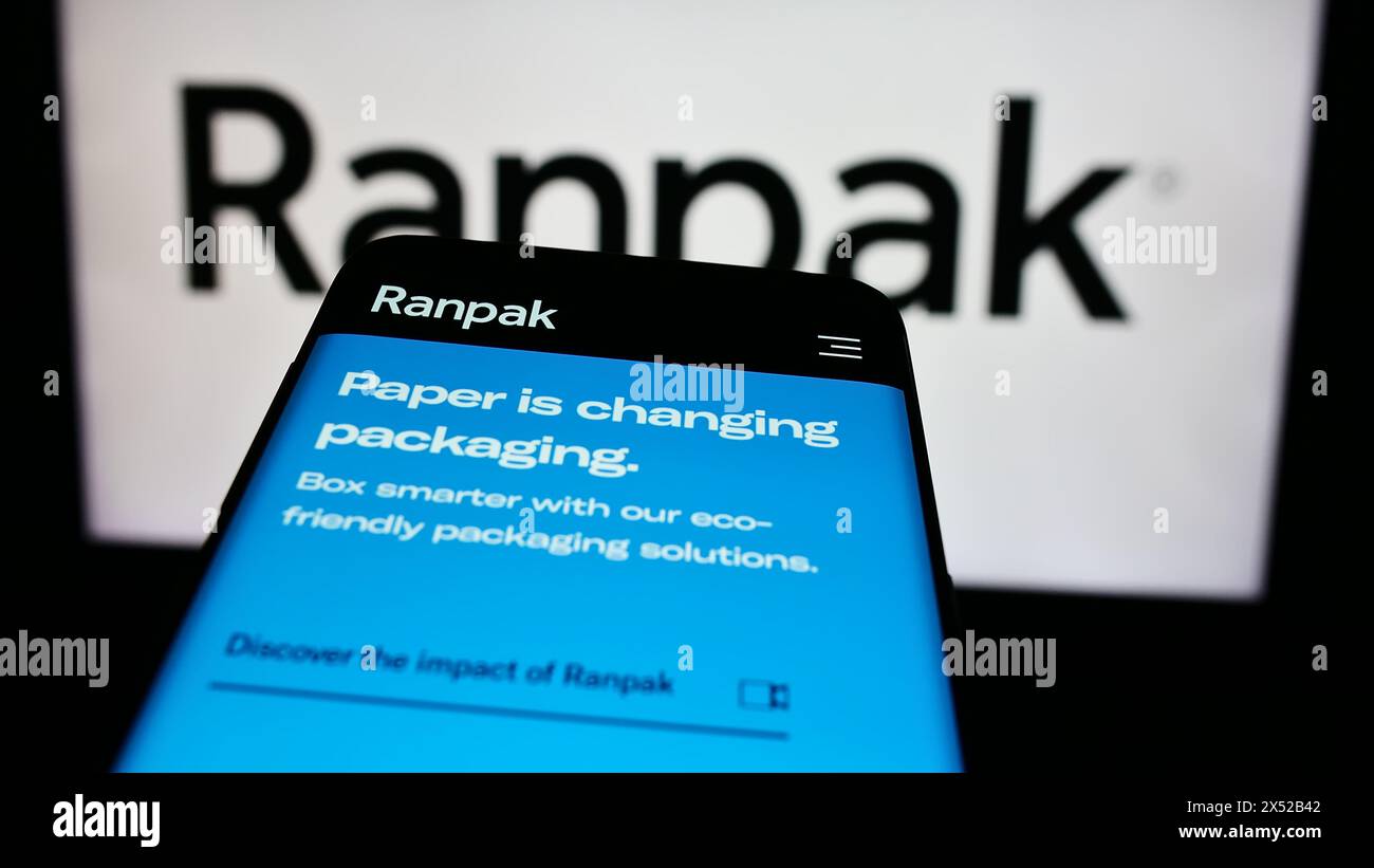 Téléphone portable avec le site Web de la société d'emballage américaine Ranpak Holdings Corp. devant le logo de l'entreprise. Concentrez-vous sur le coin supérieur gauche de l'écran du téléphone. Banque D'Images