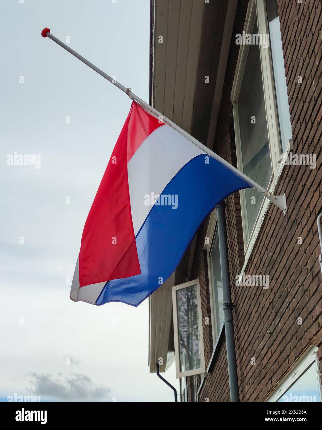Le drapeau néerlandais est suspendu en Berne le jour national du souvenir. Banque D'Images