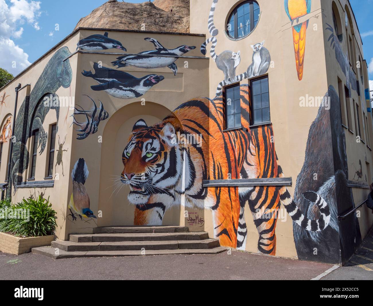 Magnifique art mural mettant en vedette de nombreux types d'animaux sur l'ancien aquarium du zoo de Londres, Regents Park, Londres, Royaume-Uni. Banque D'Images