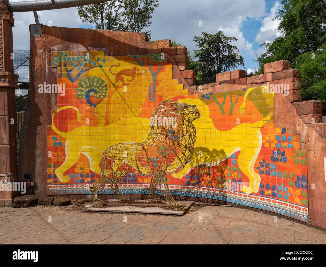 Une superbe fresque murale et sculpture sur le thème du lion au zoo de Londres, Regents Park, Londres, Royaume-Uni. Banque D'Images