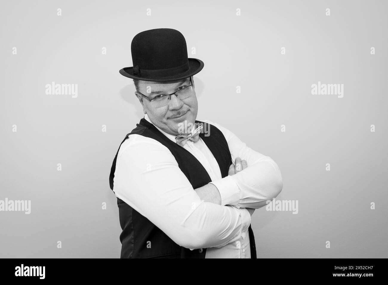 Portrait d'un homme dans un style rétro. noir et blanc Banque D'Images