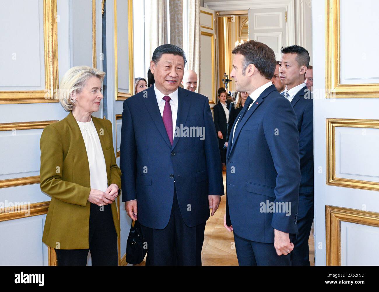 Paris, France. 6 mai 2024. Le président chinois Xi Jinping assiste à une réunion trilatérale Chine-France-UE avec le président français Emmanuel Macron et la présidente de la Commission européenne Ursula von der Leyen au Palais de l'Elysée, à Paris, en France, le 6 mai 2024. Crédit : Li Xueren/Xinhua/Alamy Live News Banque D'Images