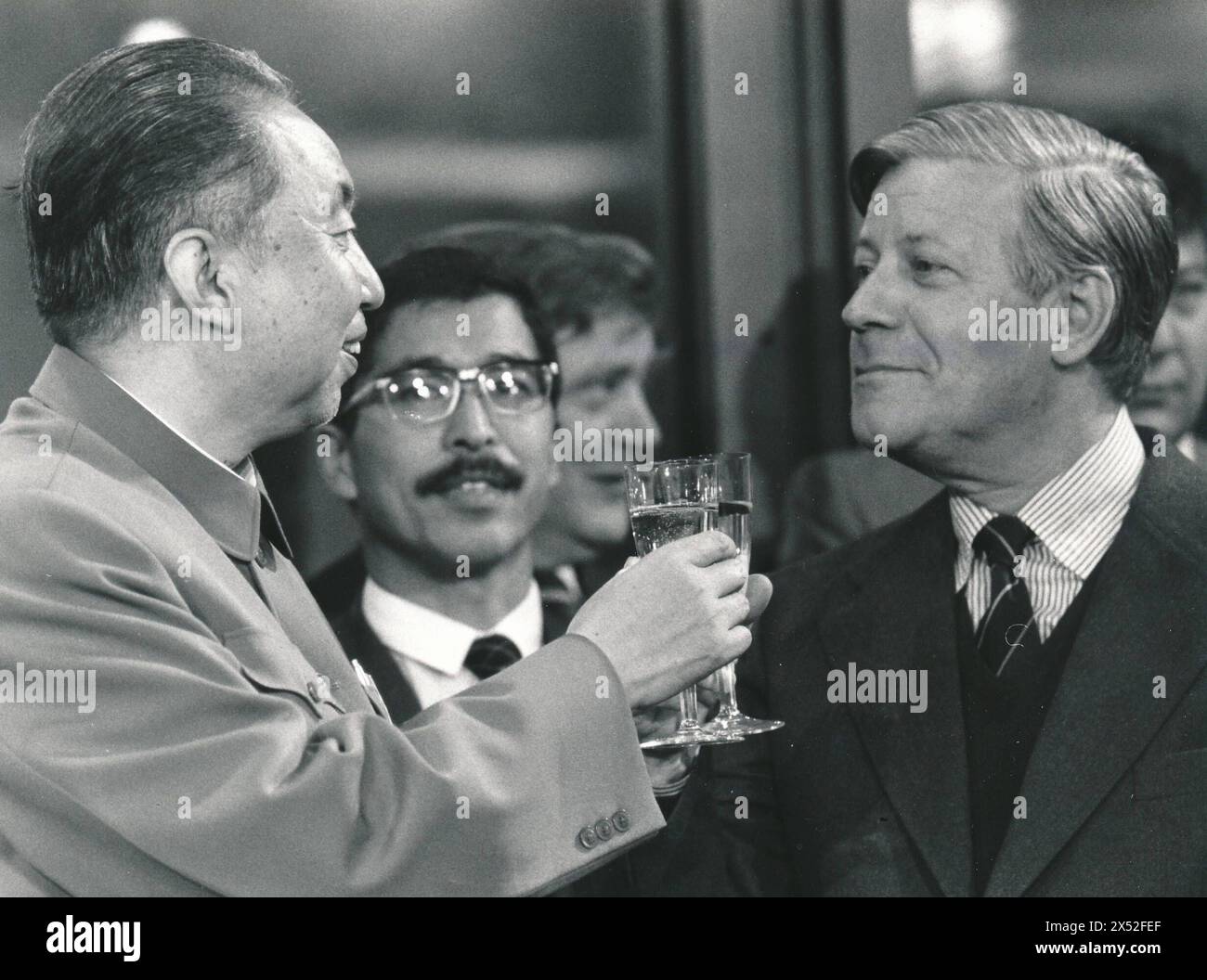 Bundeskanzler Helmut Schmidt L. mit dem chinesischen Ministerpraesidenten Hua Guofeng 1979 in Bonn ---- le chancelier allemand Helmut Schmidt L. avec le premier ministre chinois Hua Guofeng 1979 à Bonn *** le chancelier fédéral Helmut Schmidt l avec le premier ministre chinois Hua Guofeng 1979 à Bonn le chancelier allemand Helmut Schmidt l avec le premier ministre chinois Hua Guofeng 1979 à Bonn Banque D'Images