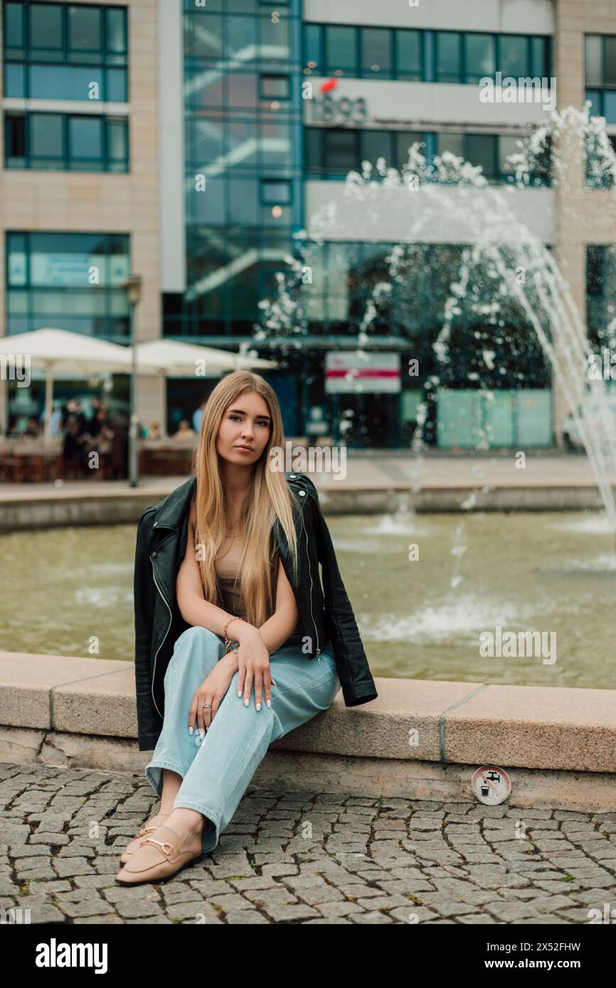 Jeune femme élégante en jeans dans la ville. Vie urbaine, shopping. Photo de haute qualité Banque D'Images