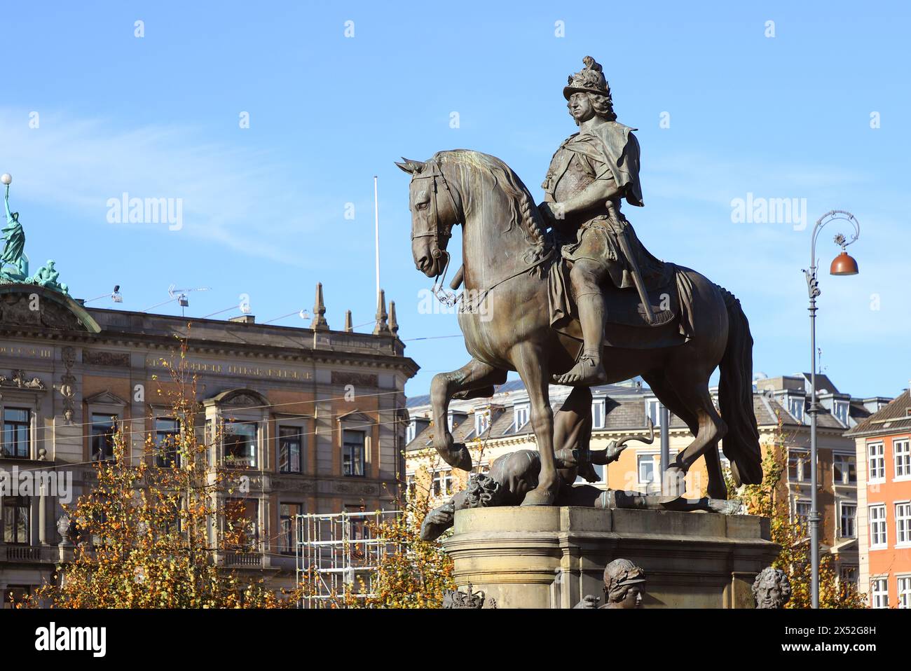 Copenhague, Danemark - 22 octobre 2023 : la statue équestre de Christian V située sur la place Kongens Nytorv. Banque D'Images