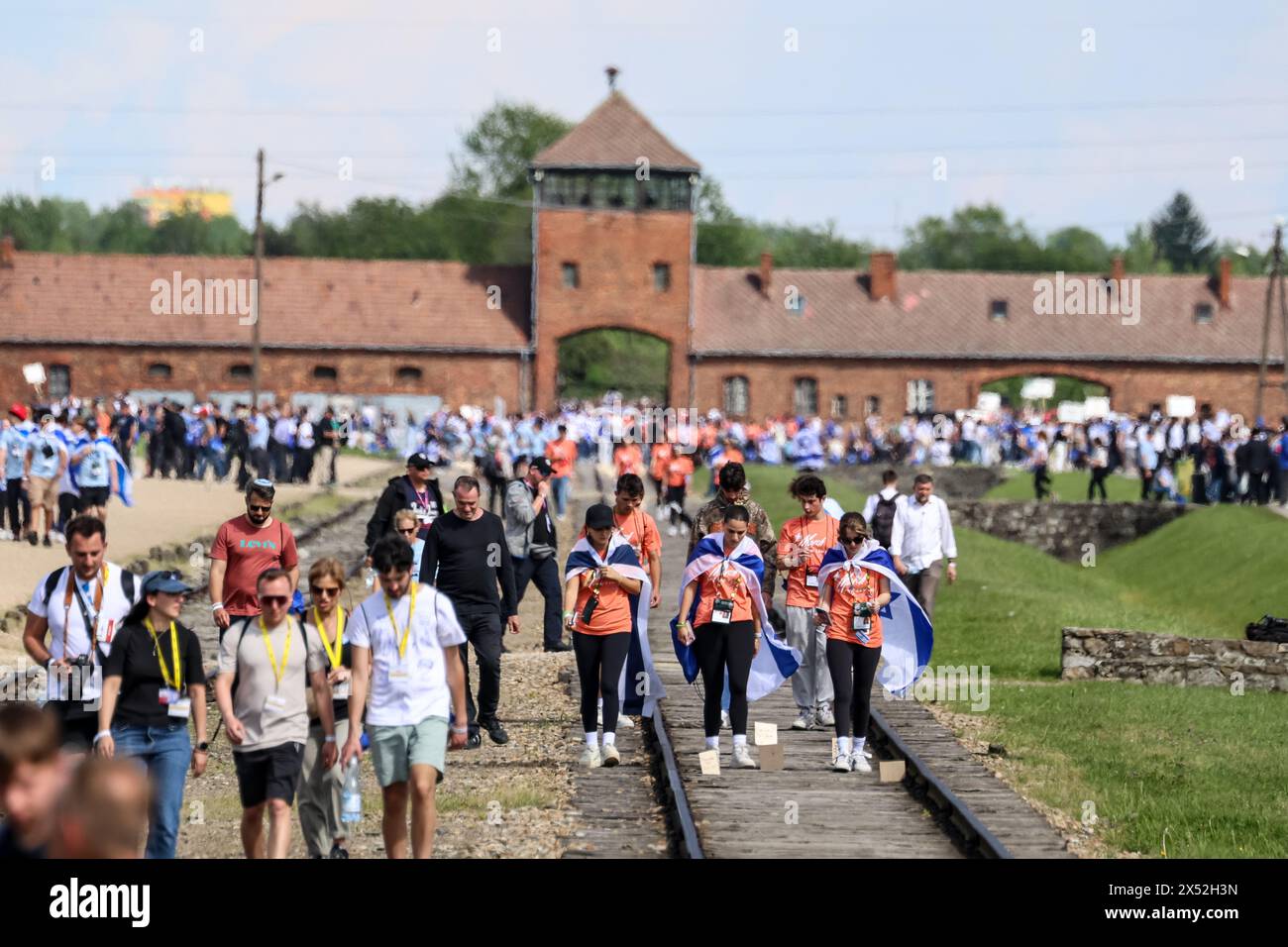 Oswiecim, Pologne, 6 mai 2024. Les participants marchent près de la porte du camp de Birkenau pendant le mois de mars 2024, avec la participation de 55 survivants de l'holocauste. Survivants de l'Holocauste, et survivants du 7 octobre assistent à la marche des vivants ensemble avec une délégation, entre autres, des États-Unis, du Canada, de l'Italie, Royaume-Uni. Lors de la Journée commémorative de l'Holocauste observée dans le calendrier juif (Yom HaShoah), des milliers de participants marchent silencieusement d'Auschwitz à Birkenau. La marche a un but éducatif et commémoratif. Cette année, le mois de mars a été hautement politisé en raison de la guerre israélienne dans le Palestin occupé Banque D'Images