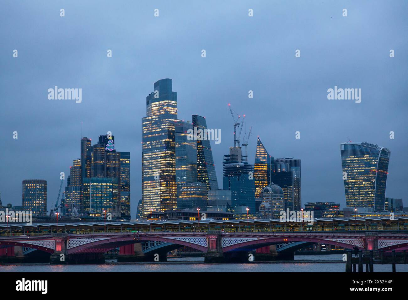 Ville de Londres, skyline du soir à l'heure de Noël, Londres, Royaume-Uni Banque D'Images