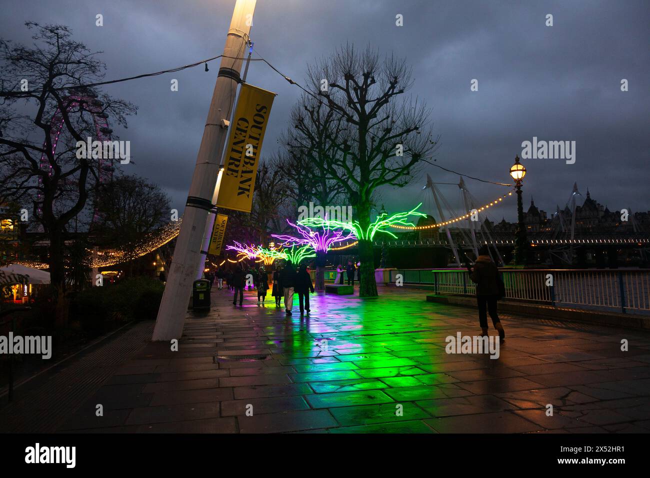 Une nuit d'hiver humide au Southbank, Londres, Royaume-Uni Banque D'Images
