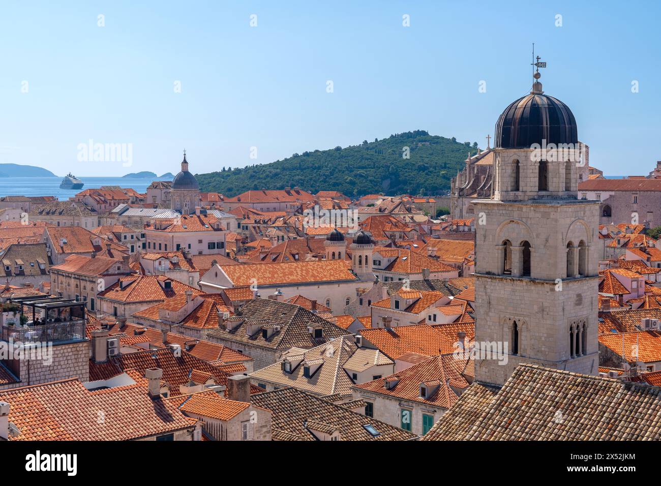 Vue sur la vieille ville de Dubrovnik avec la tour du monastère franciscain visible. Banque D'Images